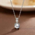 Collier à lèvres serties à griffes sur chaîne fine