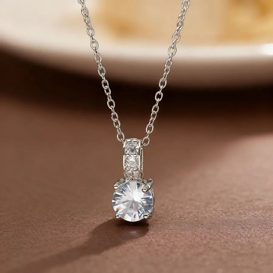 Collier à lèvres serties à griffes sur chaîne fine