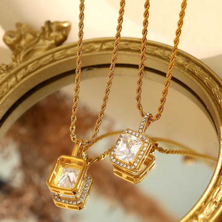 Collier à pendentif carré serti, chaîne dorée — vue 3