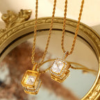 Collier à pendentif carré serti, chaîne dorée — vue 3