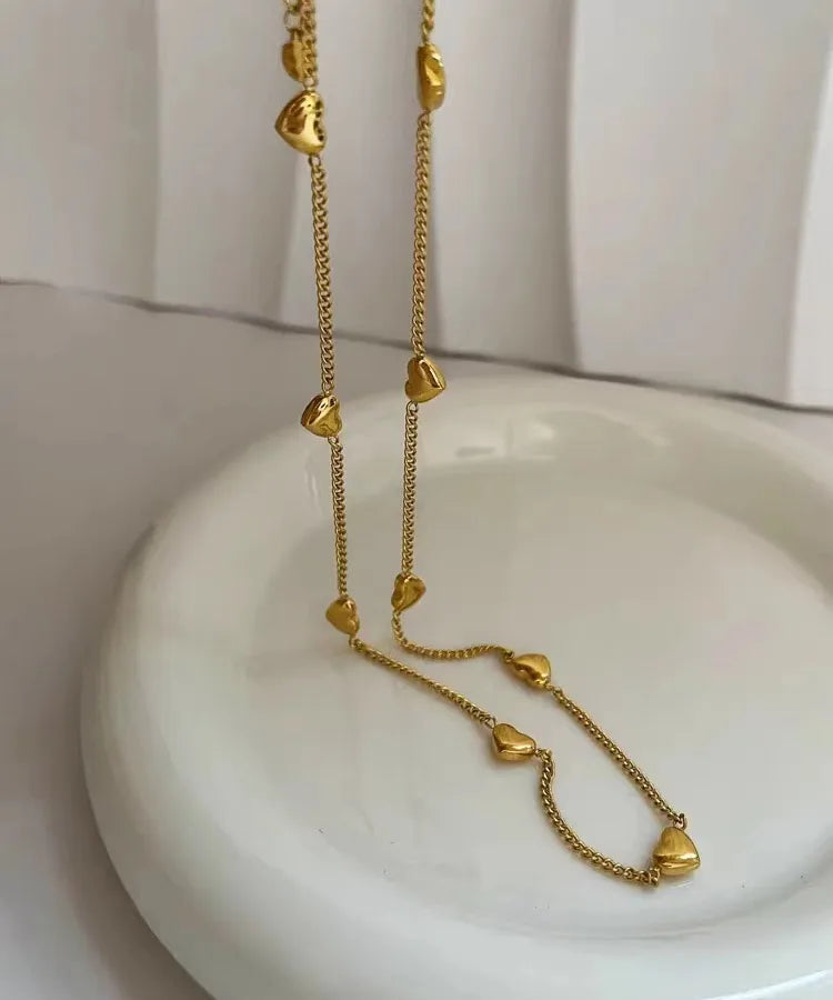Collier à petits cœurs en relief, acier doré — vue 2