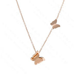 Collier papillon suspendu à une chaîne fine dorée