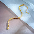Bracelet au corps torsadé, acier inoxydable doré — vue 5