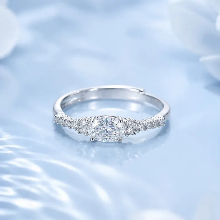 Bague à zircon blanc taille carrée sur monture fine