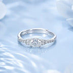 Bague à zircon blanc taille carrée sur monture fine