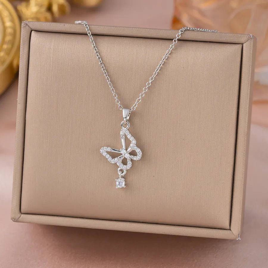 Collier papillon et pampille mobile sur chaîne fine dorée