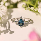 Bague à plusieurs pierres taille goutte alignées