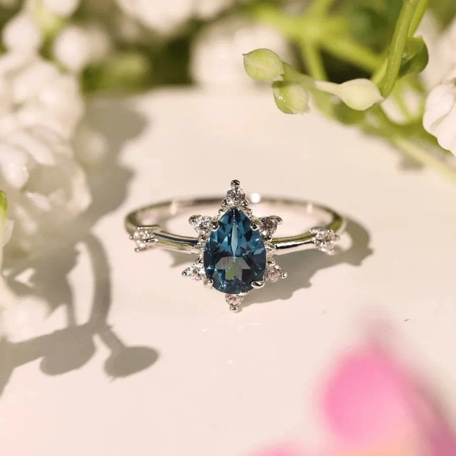 Bague à plusieurs pierres taille goutte alignées