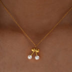 Collier à deux cerises, chaîne fine dorée — vue 4