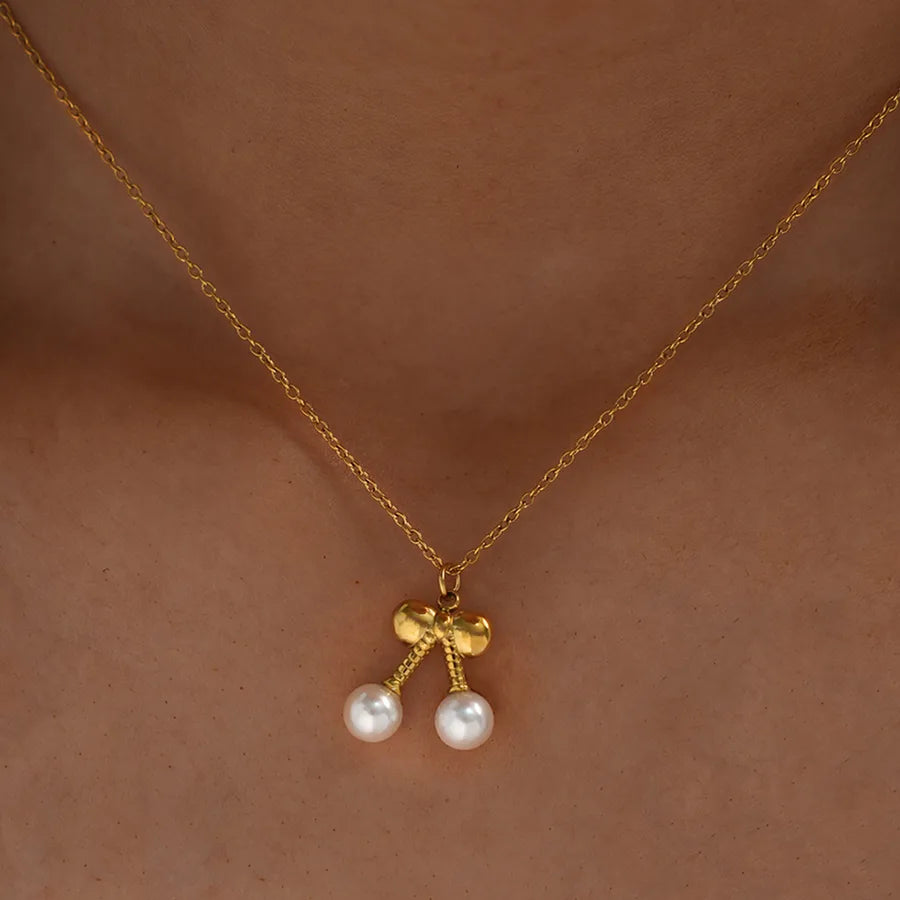 Collier à deux cerises, chaîne fine dorée — vue 4