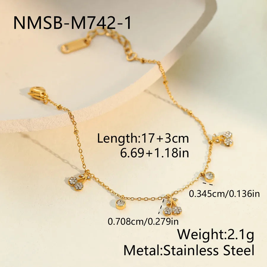 Bracelet à deux cerises sur chaîne fine dorée — vue 3