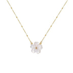 Collier fleur de nacre naturelle, chaîne dorée — vue 3