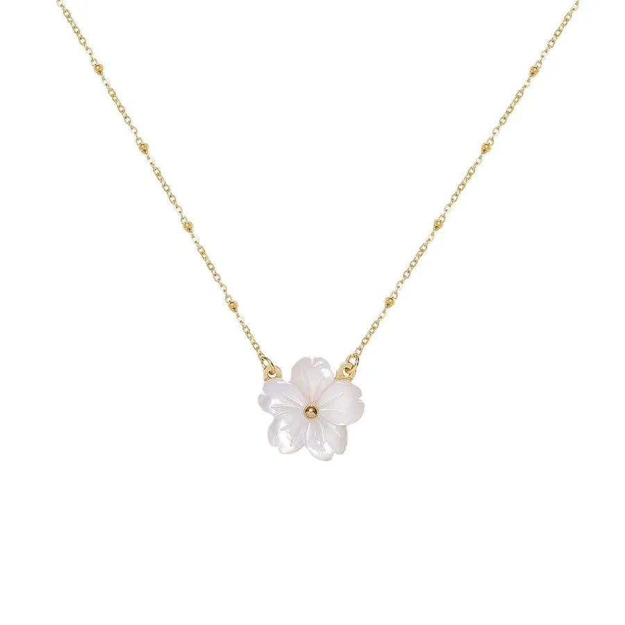 Collier fleur de nacre naturelle, chaîne dorée — vue 3