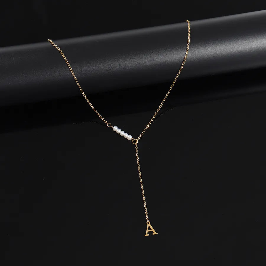 Collier à initiale et perle, chaîne dorée — vue 4