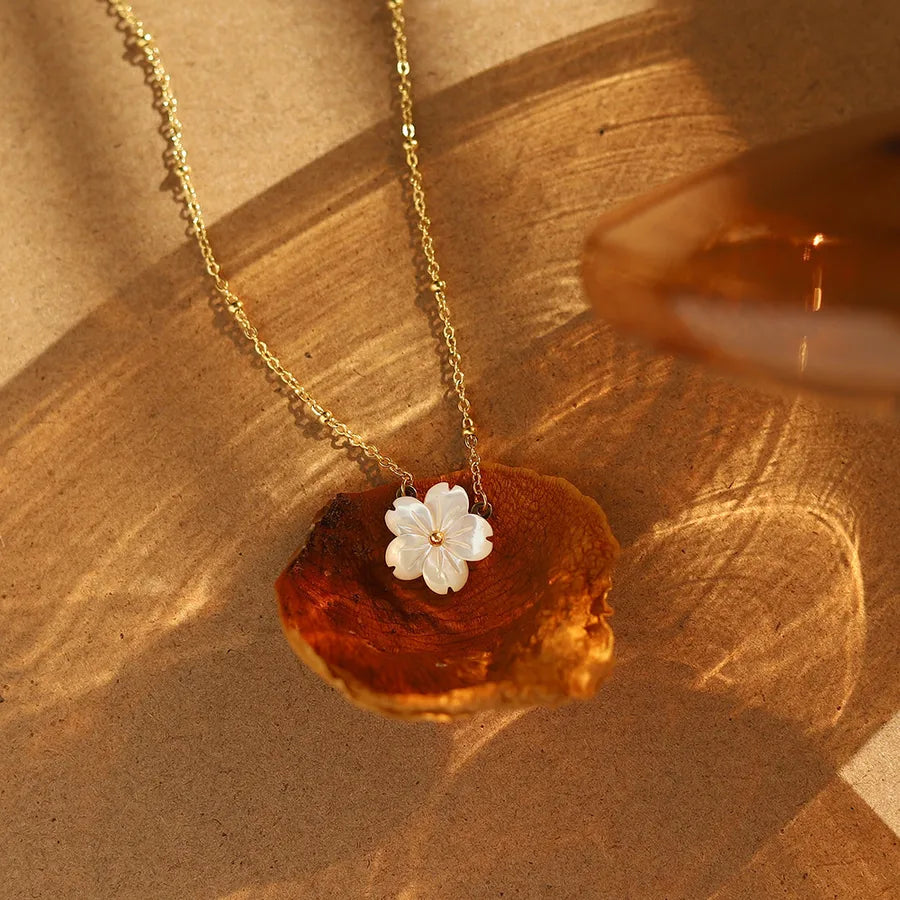 Collier fleur de nacre naturelle, chaîne dorée — vue 2