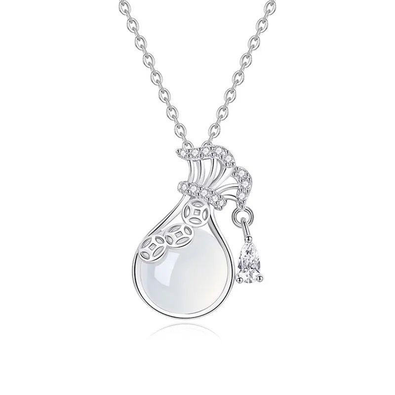 Collier fleur de calcédoine naturelle sur chaîne dorée