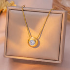 Collier à pendentif rond serti sur maille serpent