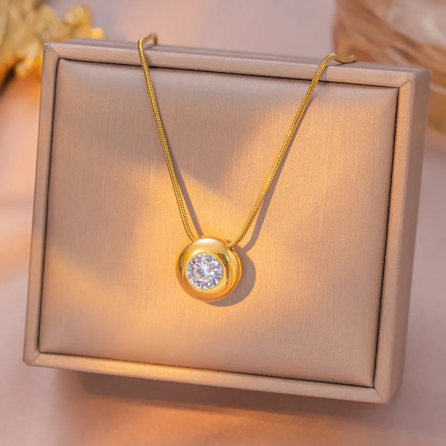 Collier à pendentif rond serti sur maille serpent