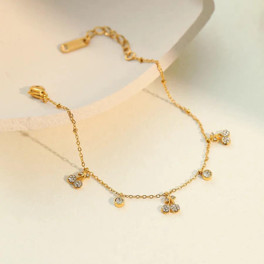 Bracelet à deux cerises sur chaîne fine dorée — vue 6