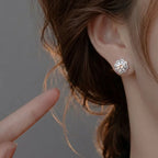 Puces d'oreilles fleur blanche émaillée, argent massif 925