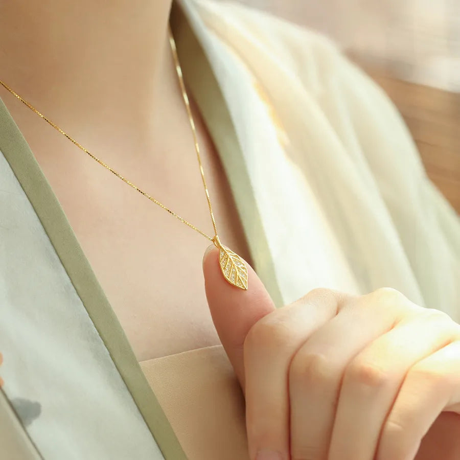 Collier à feuilles découpées sur chaîne dorée