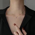 Collier à pendentif géométrique sur chaîne en acier titane