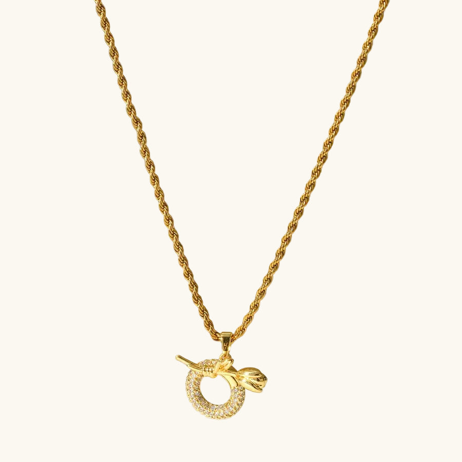 Collier médaillon serti de zircons sur chaîne fine dorée