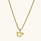 Collier médaillon serti de zircons sur chaîne fine dorée