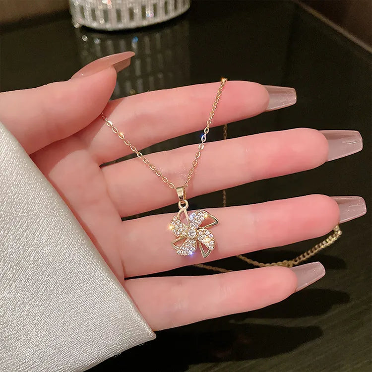 Collier pendentif moulin à vent, chaîne dorée — vue 3
