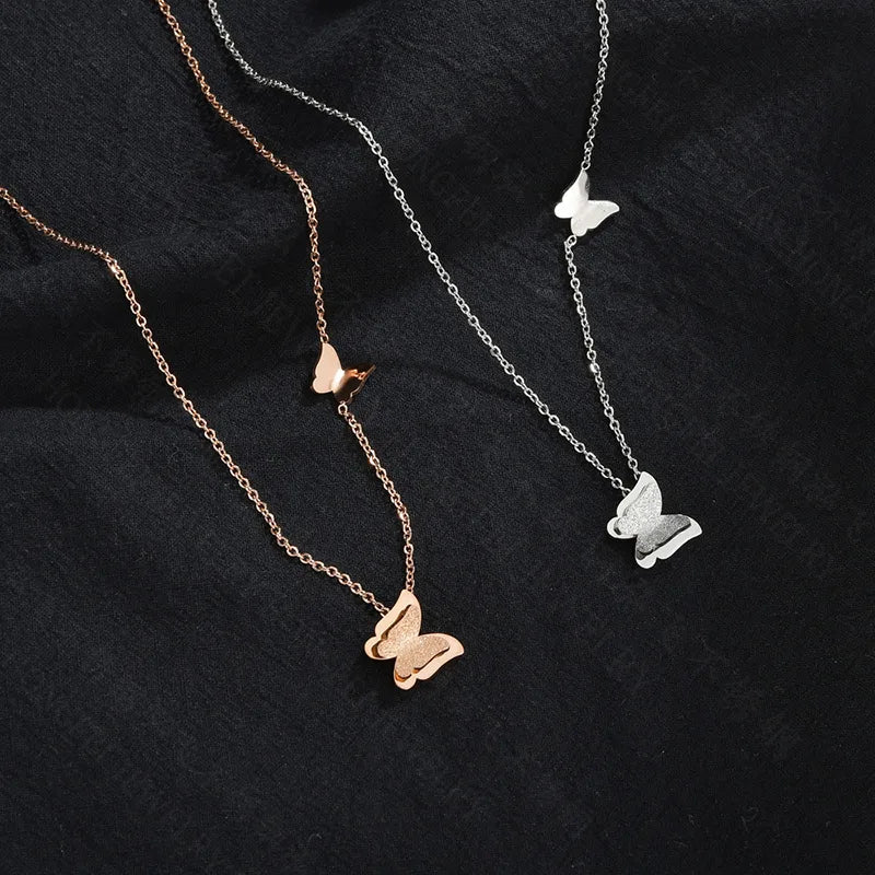 Collier papillon sur chaîne fine dorée — vue 2