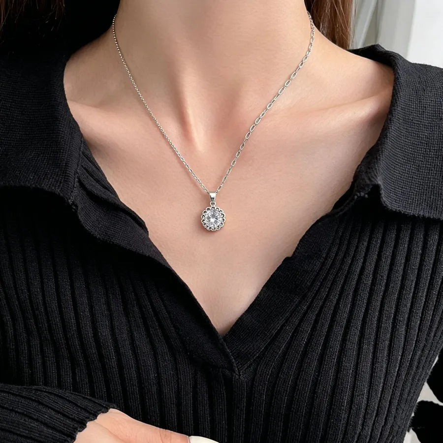 Collier à pendentif rond serti d'un zircon — vue 2