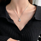 Collier à pendentif rond serti d'un zircon — vue 2