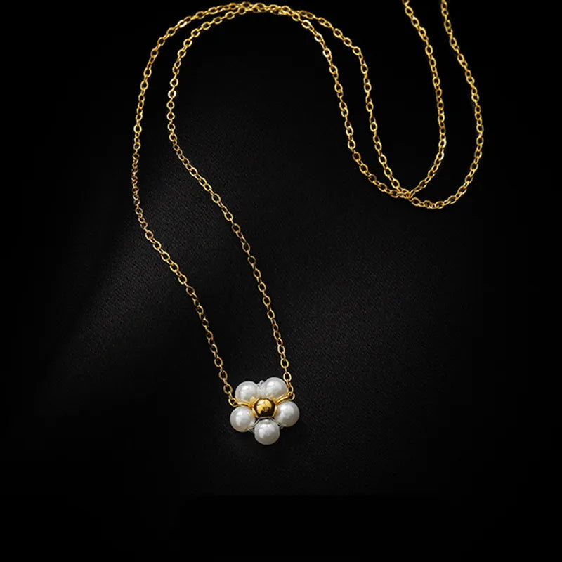 Collier fleur dorée et perle, chaîne fine — vue 2