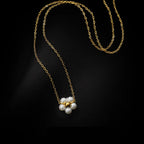 Collier fleur dorée et perle, chaîne fine — vue 2