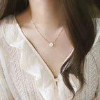 Collier fleur de nacre naturelle, chaîne dorée — vue 5
