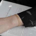 Bracelet géométrique épuré en acier doré — vue 2