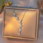 Collier à fleurs et pampille mobile sur chaîne dorée