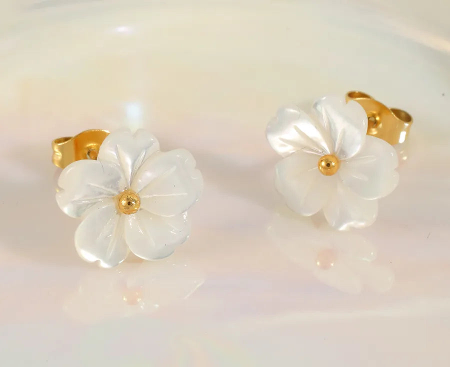 Collier fleur de nacre naturelle, chaîne dorée — vue 6