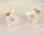 Collier fleur de nacre naturelle, chaîne dorée — vue 6