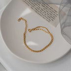 Bracelet géométrique épuré en acier doré — vue 3