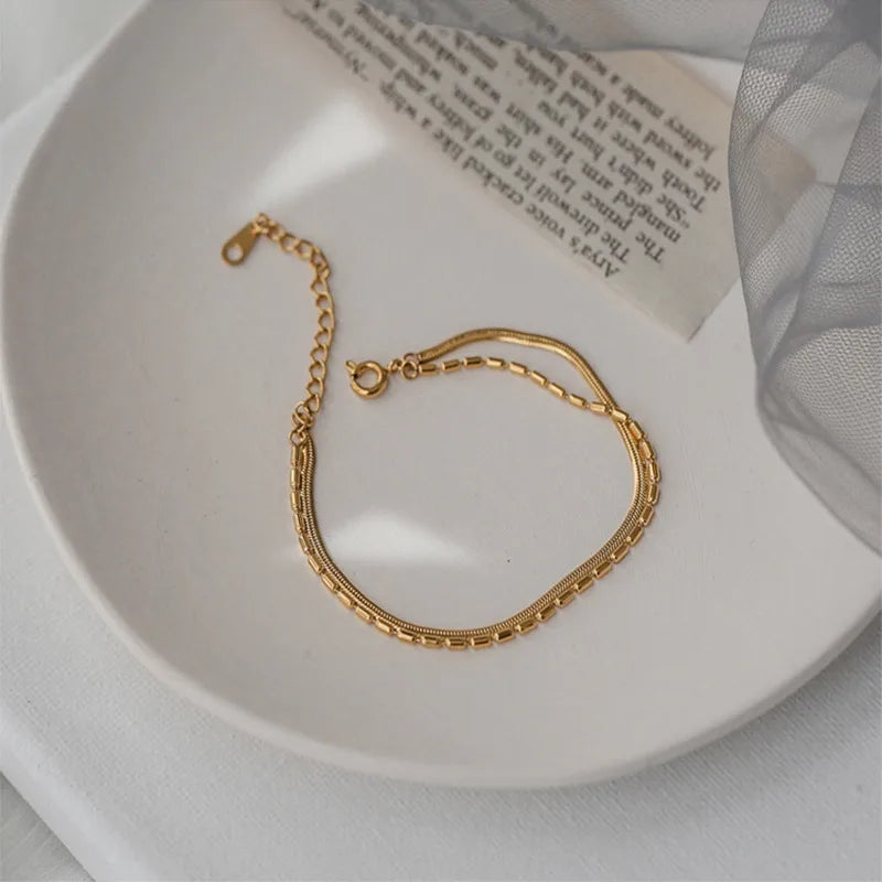Bracelet géométrique épuré en acier doré — vue 3