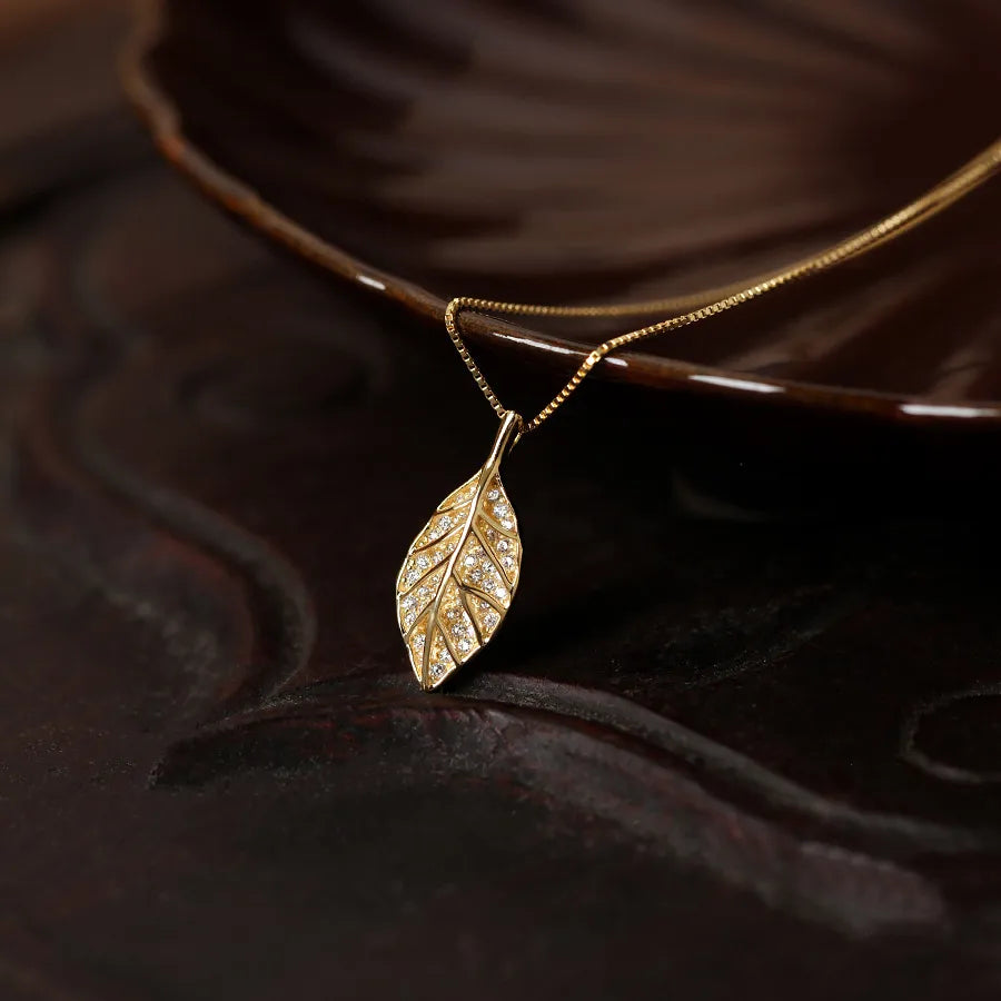 Collier à feuilles découpées, chaîne dorée — vue 2