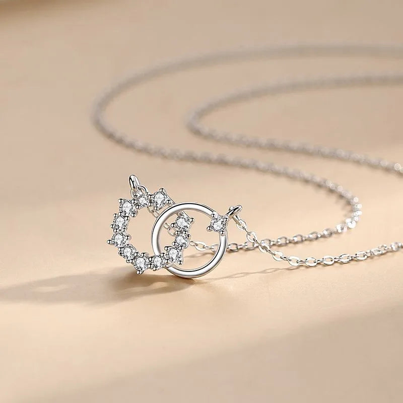 Collier à double anneau serti de zircons sur chaîne fine