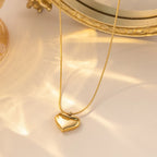 Collier cœur sur maille serpent lisse, acier doré — vue 4