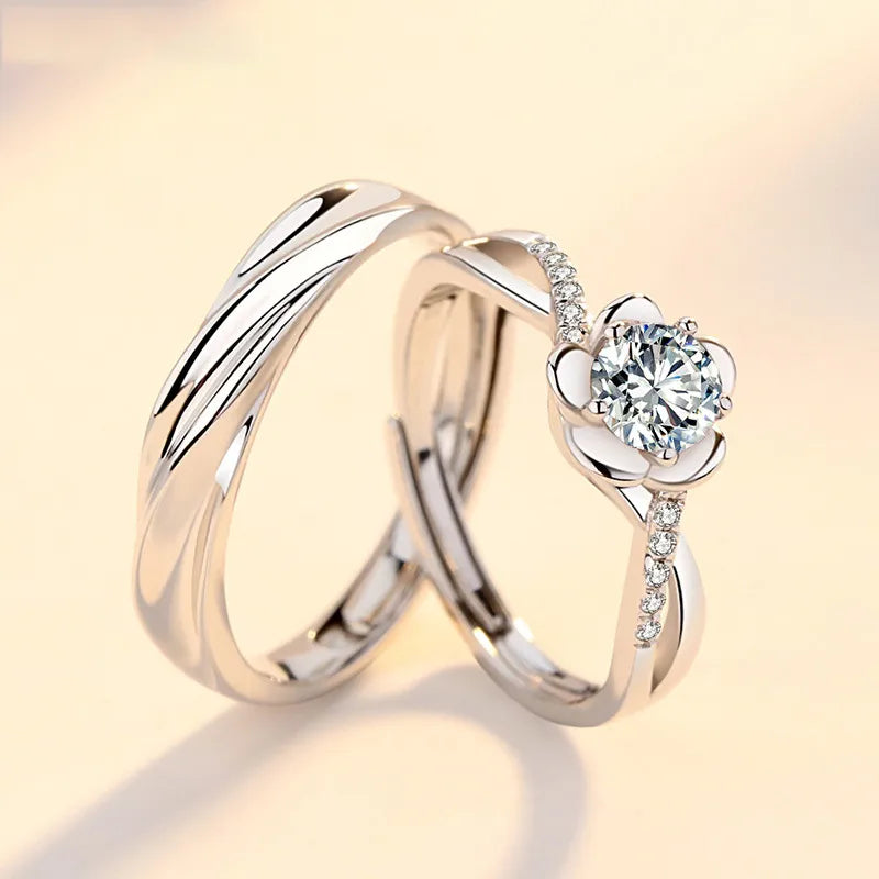 Bague ouverte à motif fleur sertie de zircons