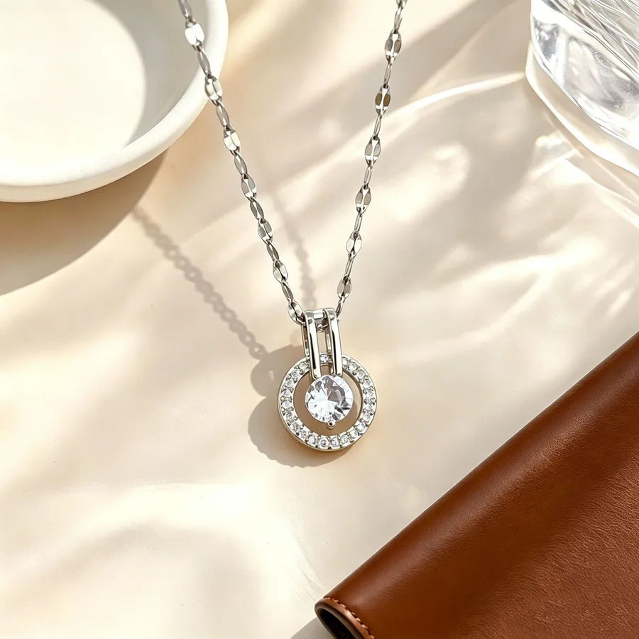 Collier médaillon d'inspiration rétro, chaîne dorée — vue 3