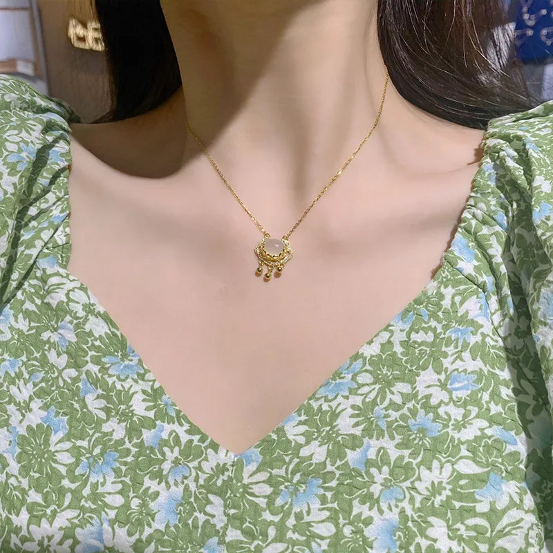 Collier cadenas sur chaîne dorée — vue 2