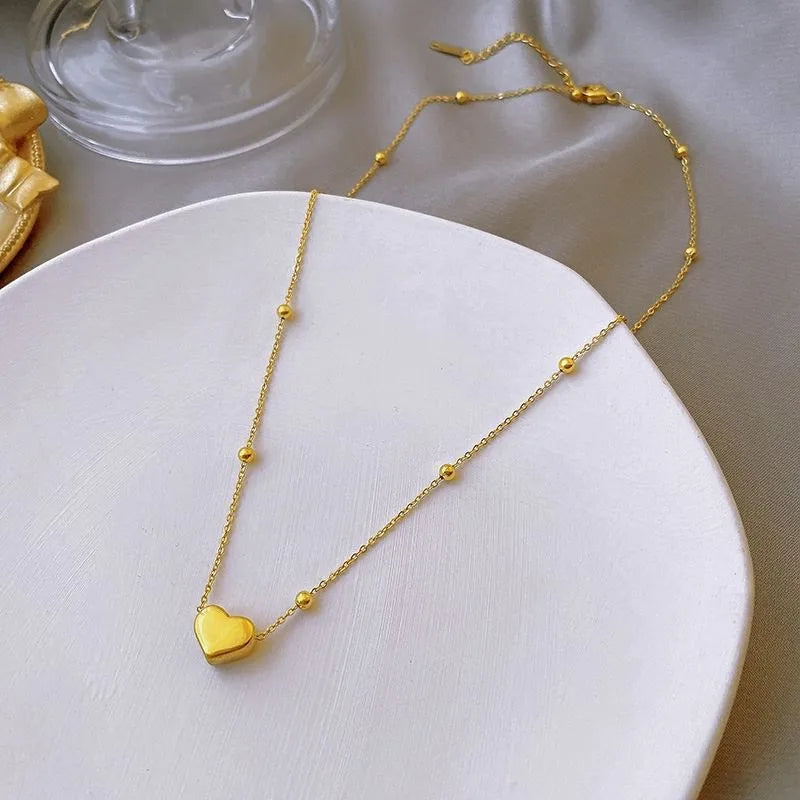 Collier petit cœur sur chaîne à billes fine, acier doré