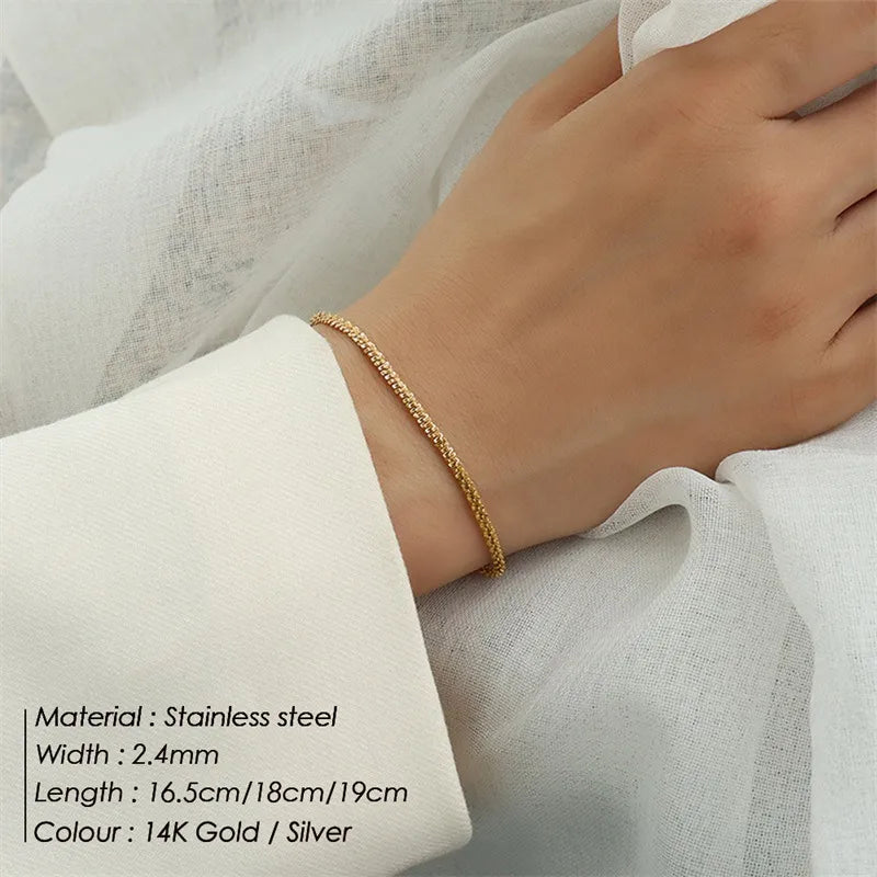 Bracelet géométrique minimaliste, acier doré — vue 4