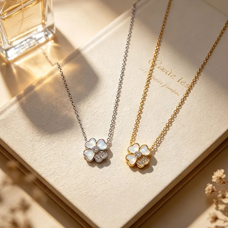 Collier fleur de nacre blanche sur chaîne dorée